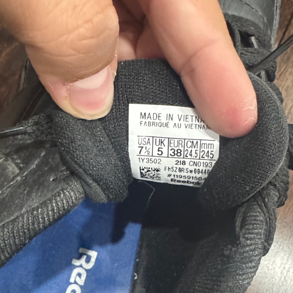 Black Reebok shoes - Picture 3 of 4